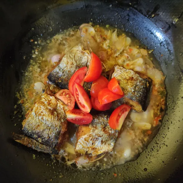 Masukkan ikan patin dan tomat, masak hingga bumbu meresap, kemudian matikan api.