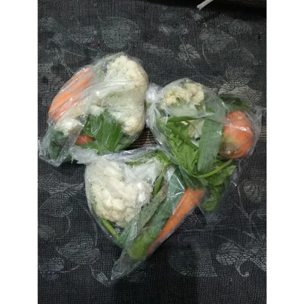 Potong wortel dan brokoli daun bawang dan seledri lalu cuci bersih