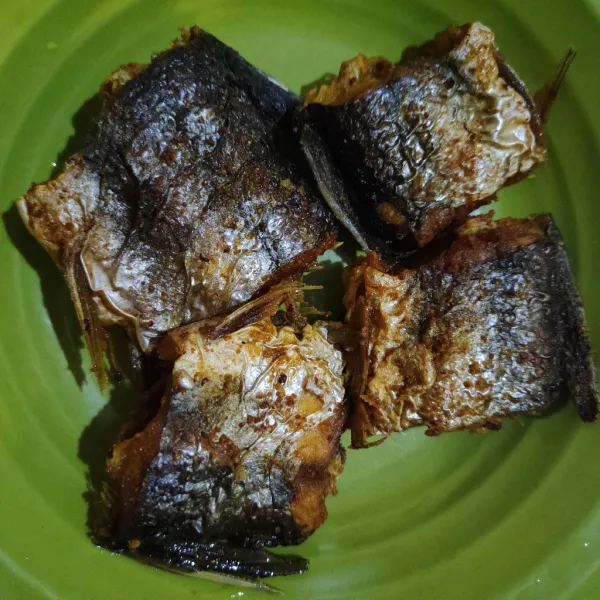 Goreng ikan patin hingga matang.