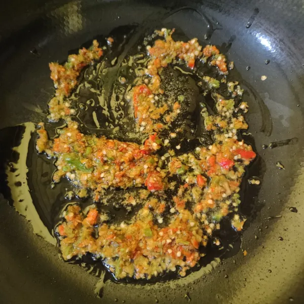 Haluskan cabe dan jahe, lalu tumis hingga harum.