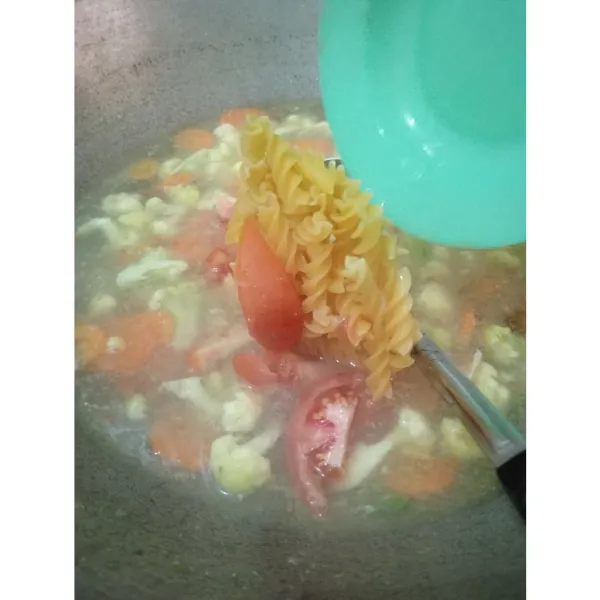 Selanjutnya tuang makaroni dan tomat masak sebentar saja