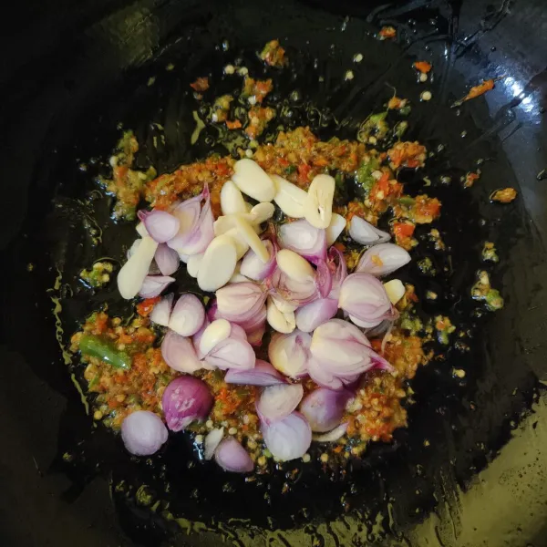 Masukkan bawang merah dan bawang putih, tumis hingga harum dan matang.
