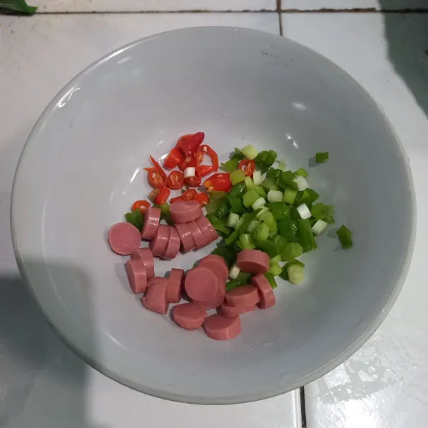 Potong sosis, cabe dan daun bawang