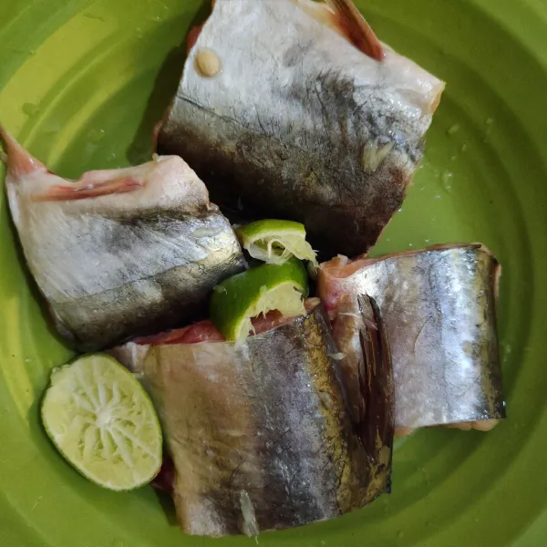 Cuci bersih ikan patin, beri perasan jeruk nipis. Diamkan selama 15 menit, cuci bersih, kemudian tiriskan.