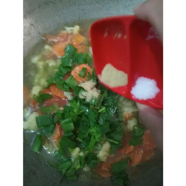 Setelah itu masukan irisan daun bawang dan seledri, penyedap kaldu, garam. Lalu masak sebentar saja karena wortel juga brokoli sudah empuk