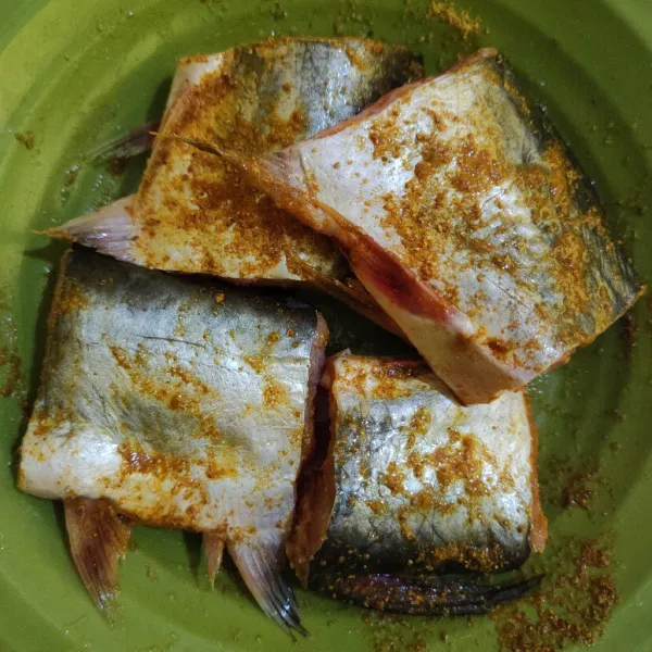 Marinasi ikan patin selama 15 menit atau lebih.