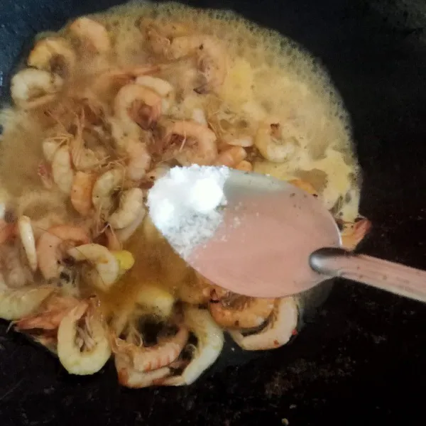 Masukkan bumbu penyedap dan masak hingga setengah menyusut