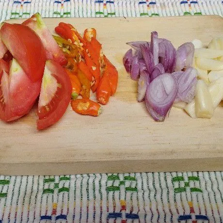 Iris bawang merah, bawang putih, cabe dan tomat.