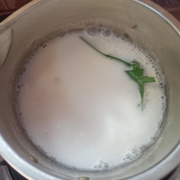Campur semua bahan kuah santan aduk rata dan masak dengan api kecil hingga mendidih.