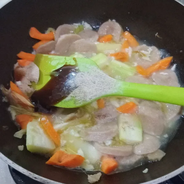 Masukkan air, saus tiram, lada bubuk dan garam.