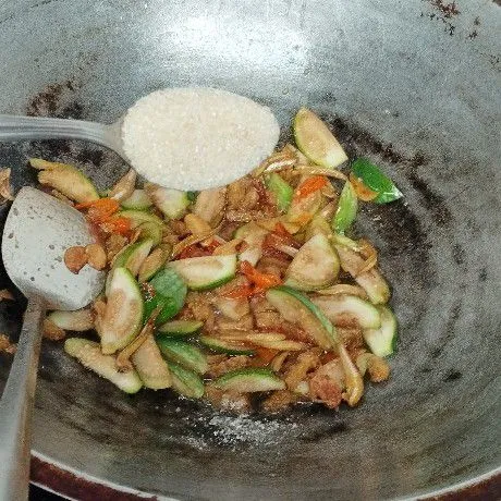 Bubuhkan garam, gula pasir dan kaldu bubuk/penyedap rasa. Aduk-aduk agar tercampur rata.