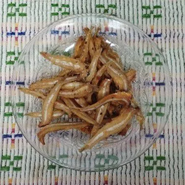 Teri dibuang kepalanya, cuci bersih lalu digoreng sebentar.