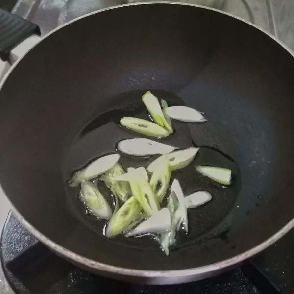 Tumis daun bawang hingga harum.