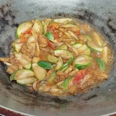 Tambahkan sedikit air dan diamkan hingga bumbu meresap dan terong matang.