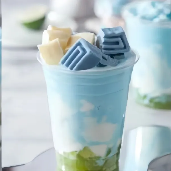Potong es krim menjadi bentuk kubus dan letakkan diatas smoothie. Bisa juga di ganti dengan biskuit Oreo sebagai hiasan