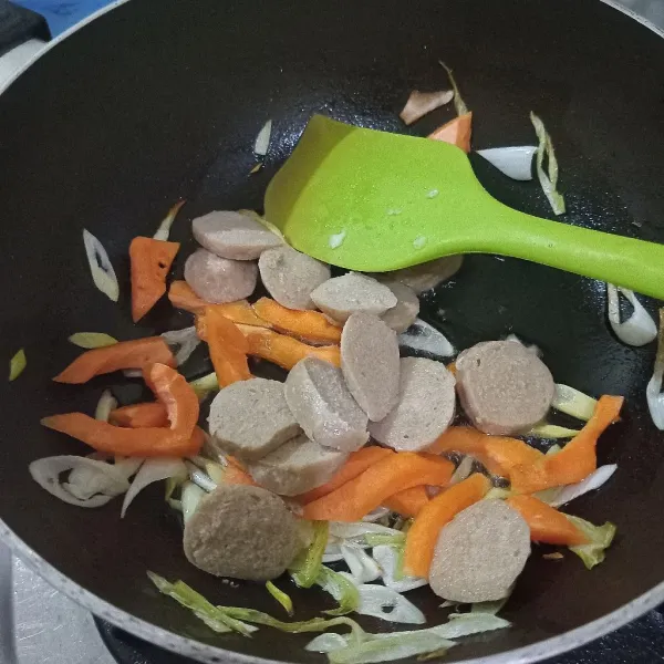 Masukkan irisan wortel dan bakso.