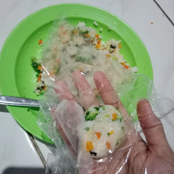 Ambil 1-2 sdm nasi lalu bulatkan. Tidak ada sarung tangan jadi pakai plastik