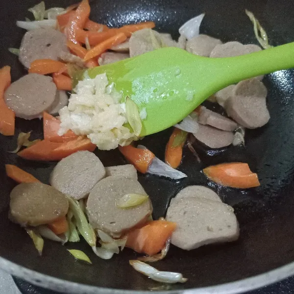 Tambahkan bawang putih cincang.