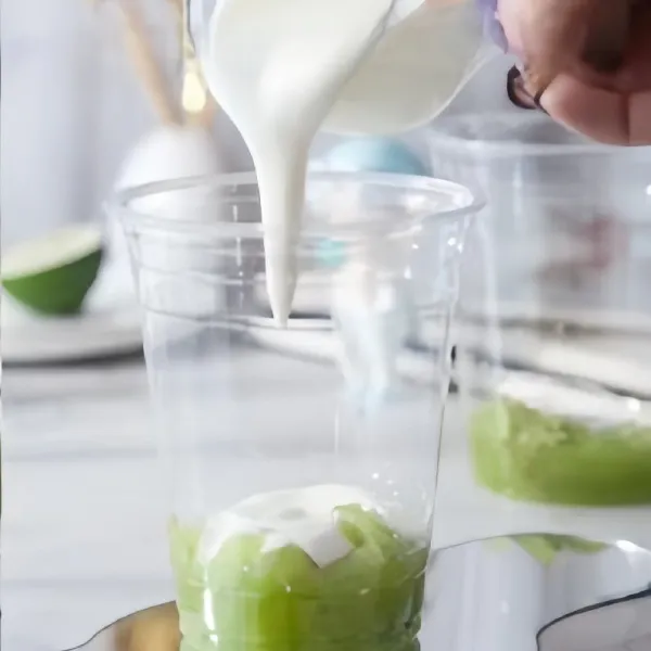 200gr yogurt di bagi dua dan tambahkan masing-masing kedalam gelas