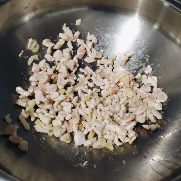 Lalu masukkan dada ayam. Masak sampai berubah warna