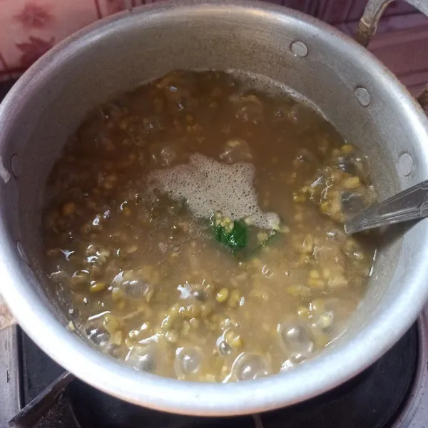 Setelah itu masukkan larutan tepung tapioka aduk rata dan masak hingga mengental.