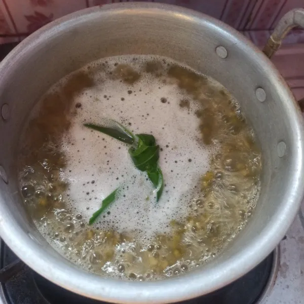 Selanjutnya masukkan garam, gula pasir, gula merah dan daun pandan aduk rata dan masak hingga gula larut.