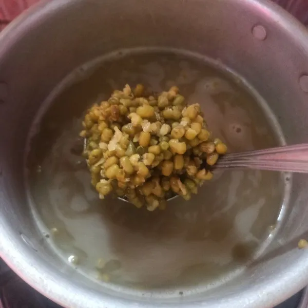 Usahanya rebus kacang hijau sampai pecah, seperti pada gambar.
