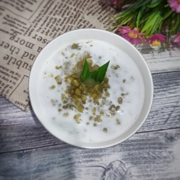 Sajikan bubur kacang hijau dengan kuah santan.