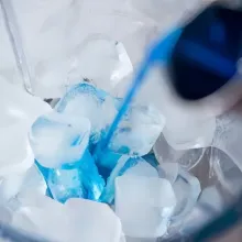 Masukkan 300gr es batu kedalam blender dan 30ml sirup Mandarin biru (bisa ganti sirup rasa blueberry)