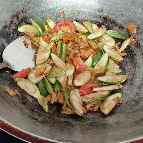 Masukkan tempe dan teri, aduk-aduk. Lalu masukkan irisan terong dan aduk lagi.