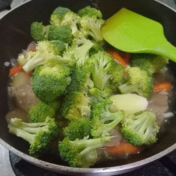 Terakhir masukkan brokoli, masak hingga semua sayuran matang. Angkat dan sajikan.