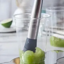 Bagi 100gr anggur menjadi dua cangkir dan haluskan/tumbuk menggunakan penggulung kue untuk mendapatkan sarinya