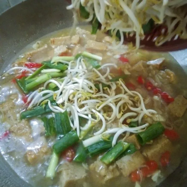 Setelah oncom mendidih , tambahkan toge dan irisan daun bawang. Aduk aduk sebentar saja, kurang lebih nya 1 menit saja.