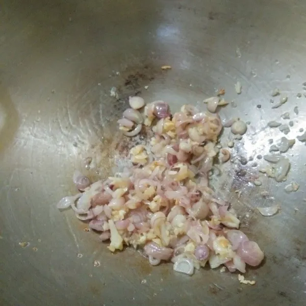 Tumis bawang merah dan barang putih hingga layu dan harum. Kemudian tambahkan air , masak hingga mendidih