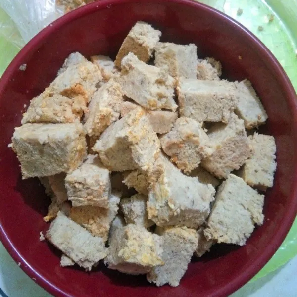 Potong dadu oncom yang sudah di buang bagian luanya yang berwarna orange