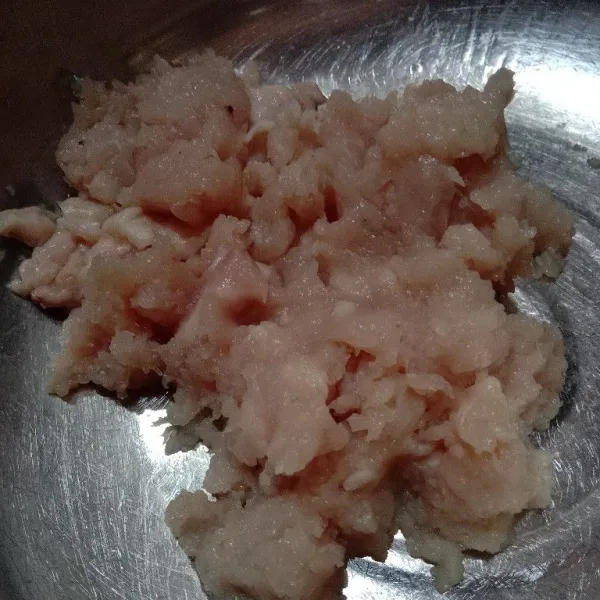 Cincang halus daging dan kulit ayam, kemudian sisihkan.