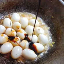 Tambahkan kecap manis aduk rata.