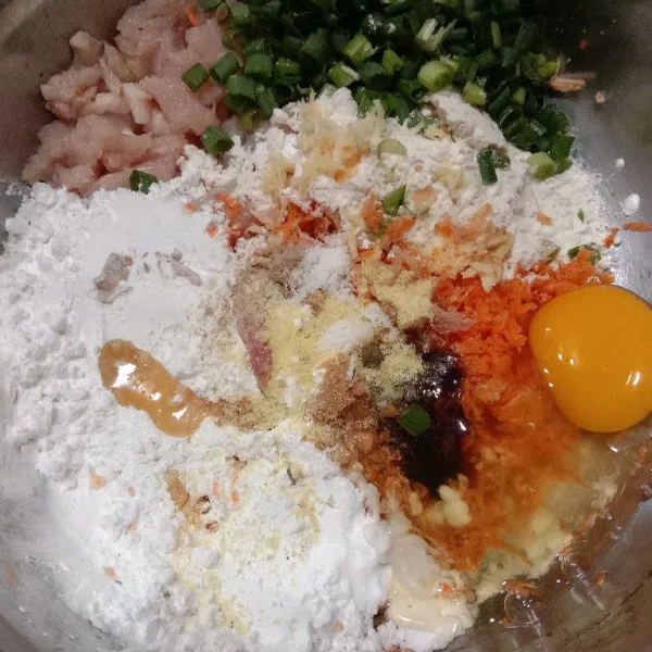 Campurkan semua bahan dan bumbu, kecuali kulit kembang tahu dan minyak. Kemudian, aduk rata. Adonan siap!