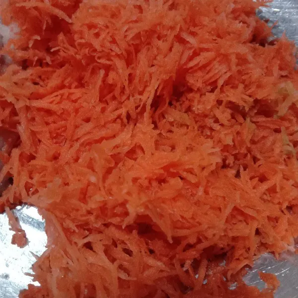 Parut wortel dengan parutan keju, sisihkan.