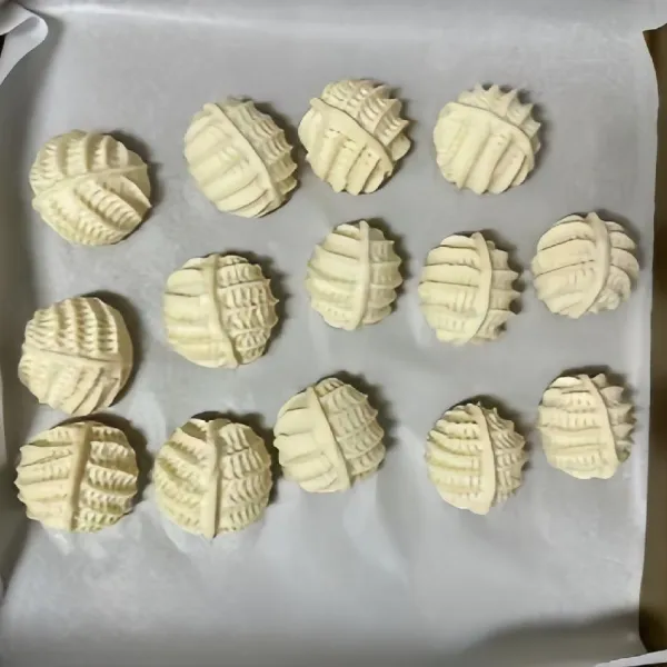 Setelah semuanya sudah tercetak, masukkan di kulkas selama 40menit. Sembari menunggu, campur 20gr soda kue dan 500gr air kedalam panci.