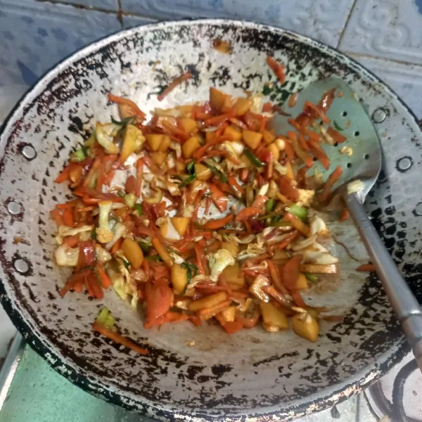 Masak sampai semua matang, cek rasa dan sajikan