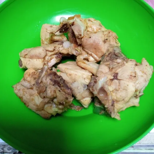 Rebus ayam terlebih dahulu. Kemudian angkat, tiriskan.