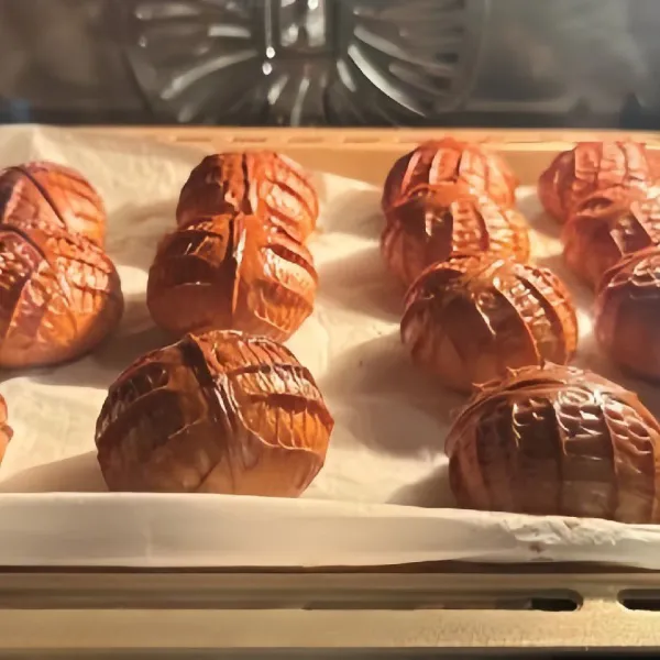 Setelah itu masukkan kedalam oven bagian atas dengan suhu 230° sampai setengah matang. Lalu turunkan ke bagian bawah oven dengan suhu 180° dan panggang selama 10 menit.