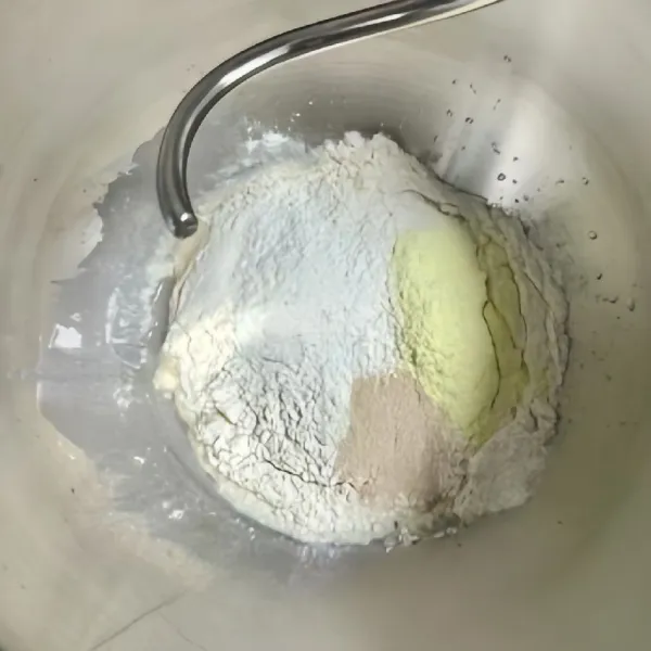Masukkan 230gr tepung tinggi gluten, 20gr tepung rendah gluten, 10gr susu bubuk, 145gr air es, 15gr mentega, 2gr ragi bubuk dan 2gr garam kedalam mangkuk lalu mixer adonan.