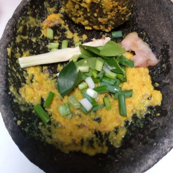 Haluskan bahan bumbu. Tambahkan daun bawang iris, serai geprek dan lengkuas .