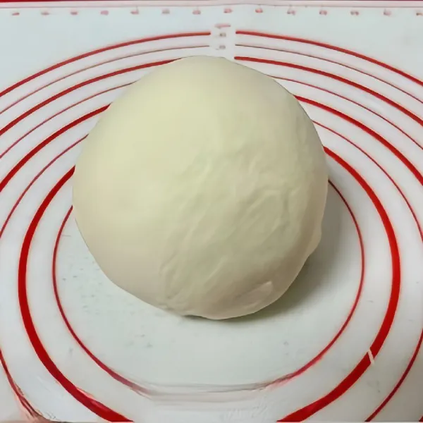 Keluarkan adonan dari mangkuk mixer dan uleni hingga menjadi adonan roti.
