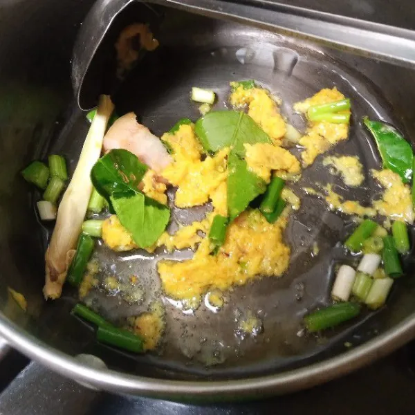 Tumis bumbu tadi hingga harum.