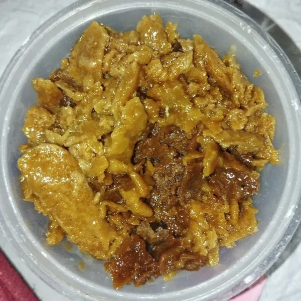 Potong kecil kecil gula merah.