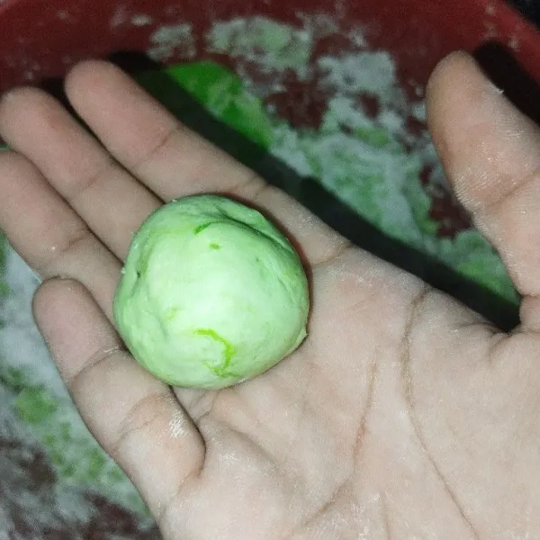Bentuk bulat dan masukkan gula merah sedikit sedikit ke dalam adonan.