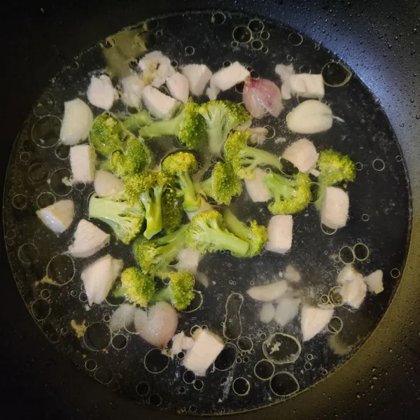 Masukkan brokoli, kaldu bubuk, garam, lada bubuk, dan gula pasir. Masak hingga mendidih kembali.